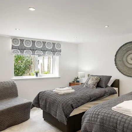 Ranalegh Court * Saint Columb Minor